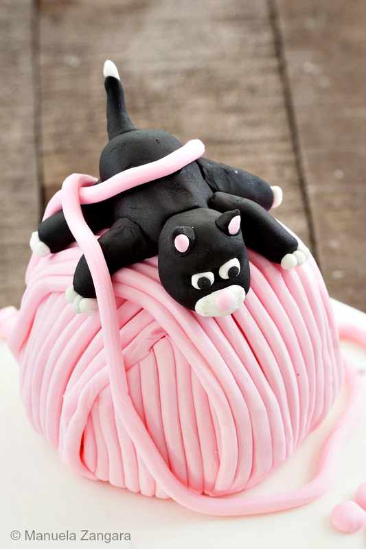 How to Make a Cat on Yarn Ball Cake